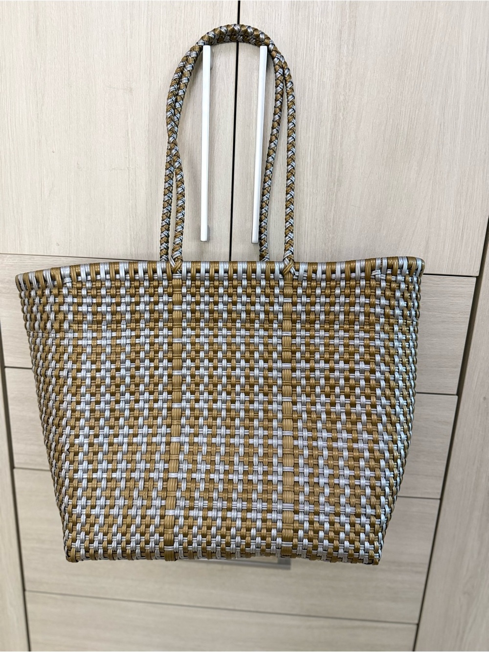 Moving sale! 🛍️ NWOT Woven Beach Tote Bag in Natural and Cream - Picture 2 of 4